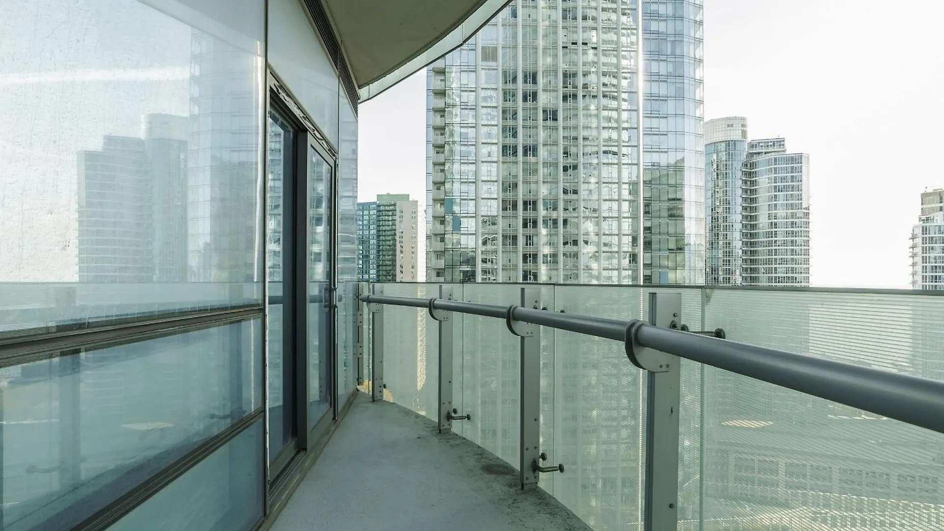 The One Apartamento Toronto